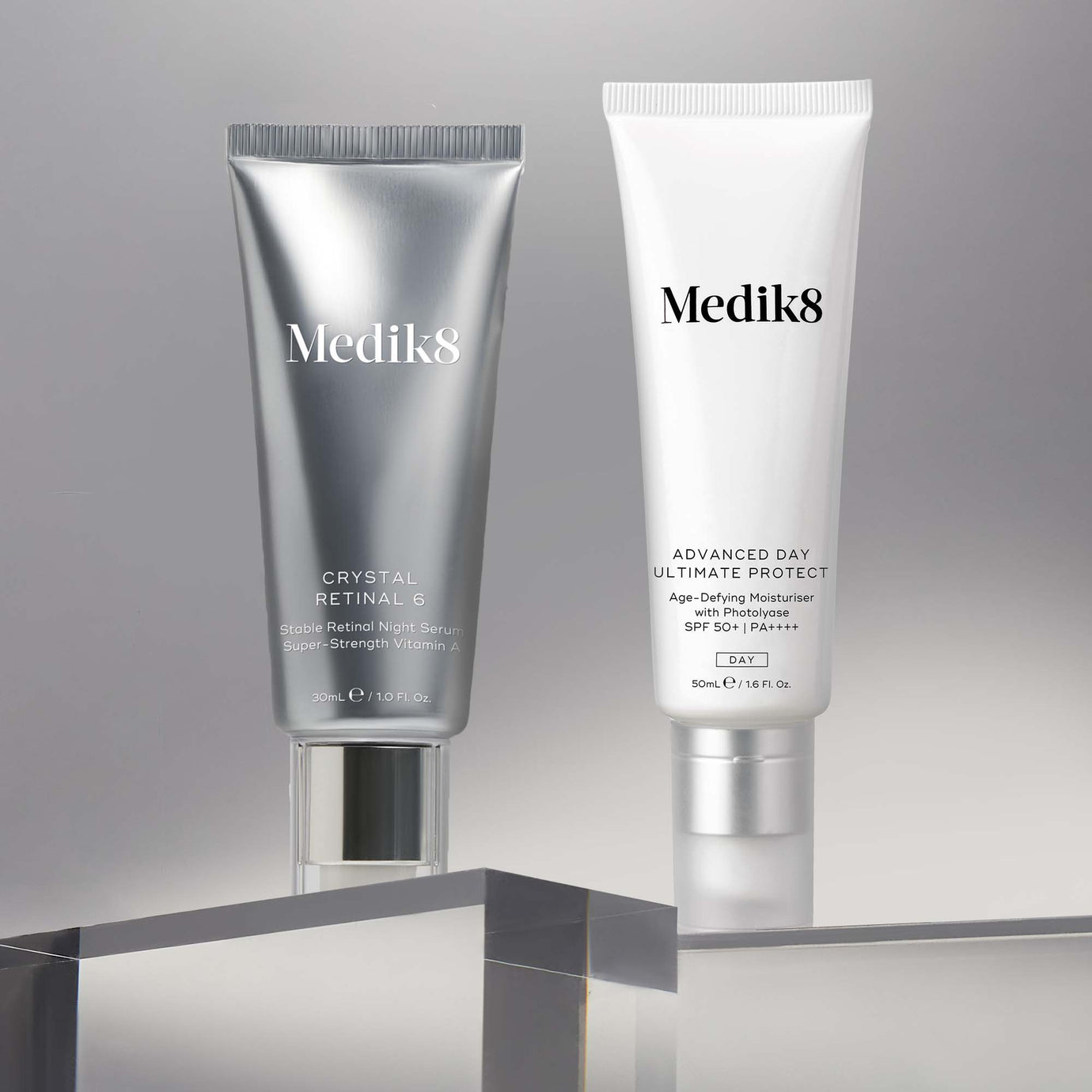 Crystal Retinal 6 och Advanced Day Ultimate Protect dagkräm sida vid sida på en modern genomskinlig bas. Crystal Retinal 6 och Advanced Day Ultimate Protect dagkräm sida vid sida på en modern genomskinlig bas.
