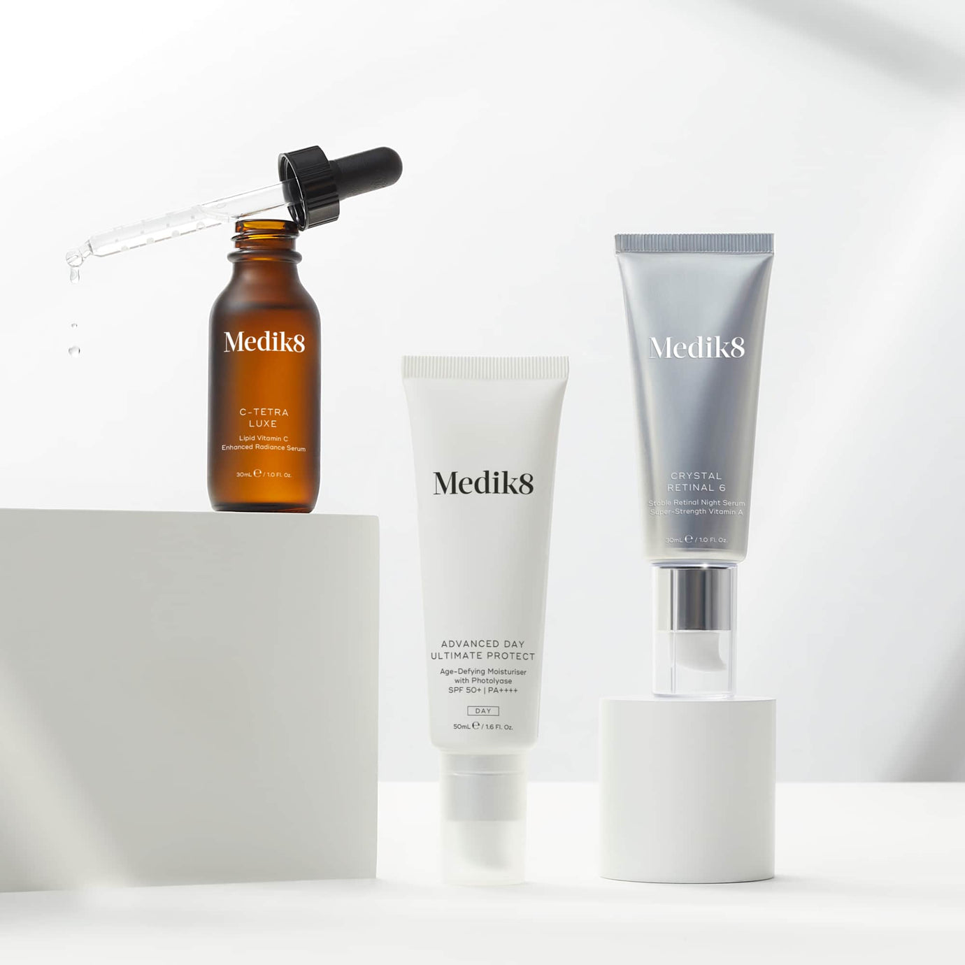 Medik8-produkter: C-Tetra Luxe, Advanced Day Ultimate Protect och Crystal Retinal 6, som representerar en komplett hudvårdsrutin. Medik8-produkter: C-Tetra Luxe, Advanced Day Ultimate Protect och Crystal Retinal 6, som representerar en komplett hudvårdsrutin.