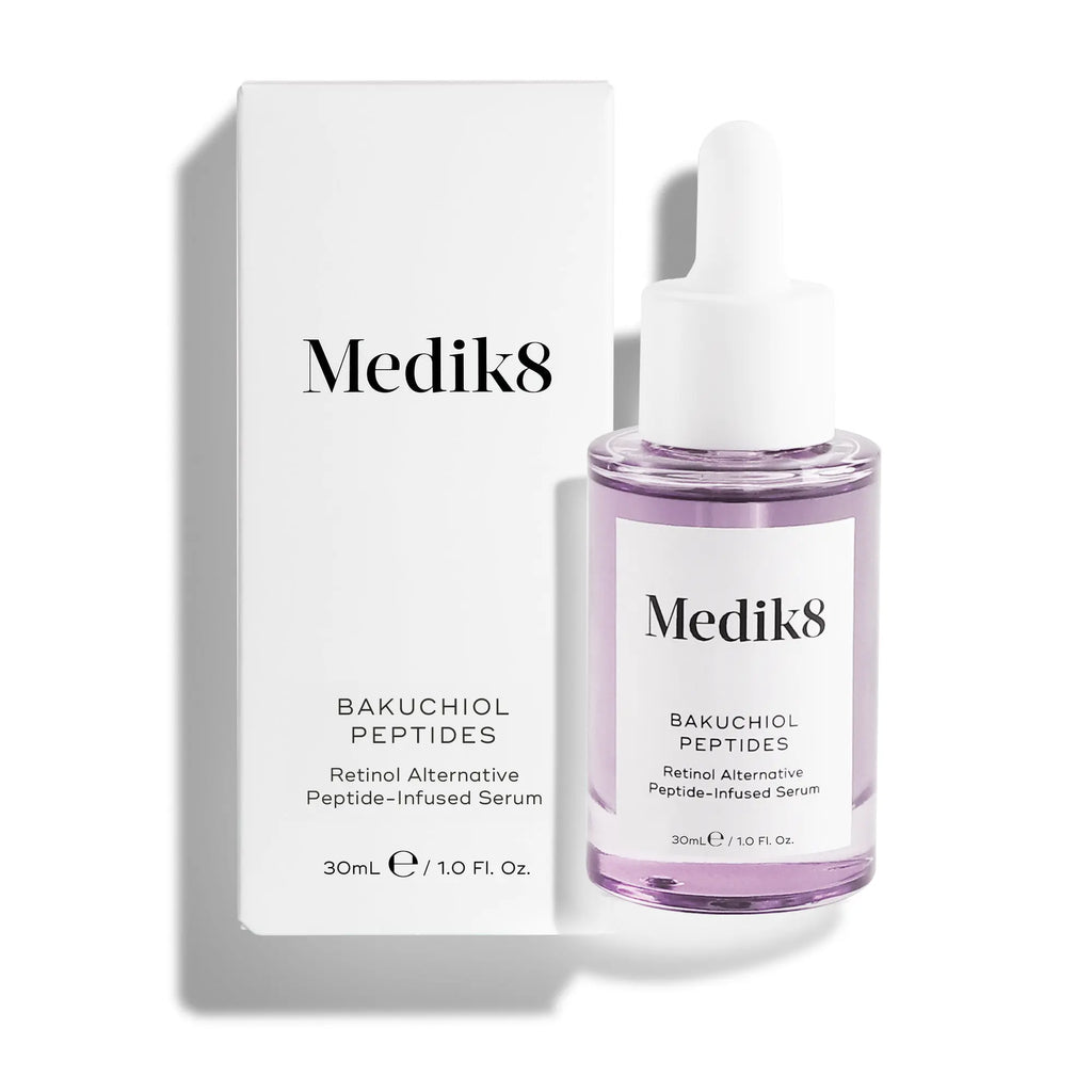 Medik8 Bakuchiol Peptides – en genomskinlig glasflaska med lila serum och vit pipettkork, placerad bredvid en vit förpackning med svart text.