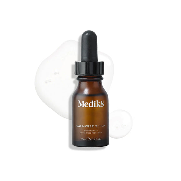 Medik8 Calmwise Serum-flaska med en genomskinlig vätska i bakgrunden.-6