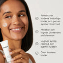 Kvinna som applicerar Medik8 Clarity Peptides serum, text om produktens fördelar.