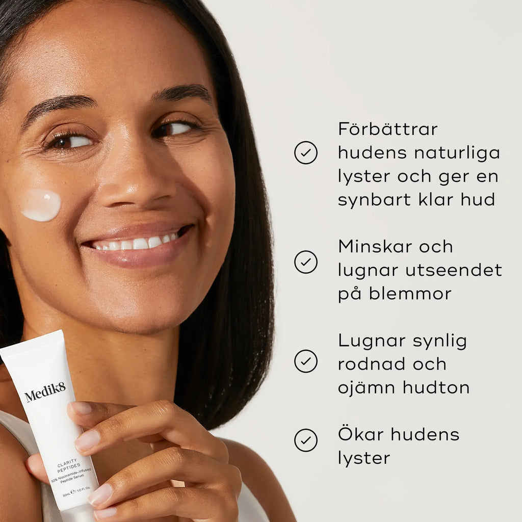 Kvinna som applicerar Medik8 Clarity Peptides serum, text om produktens fördelar.