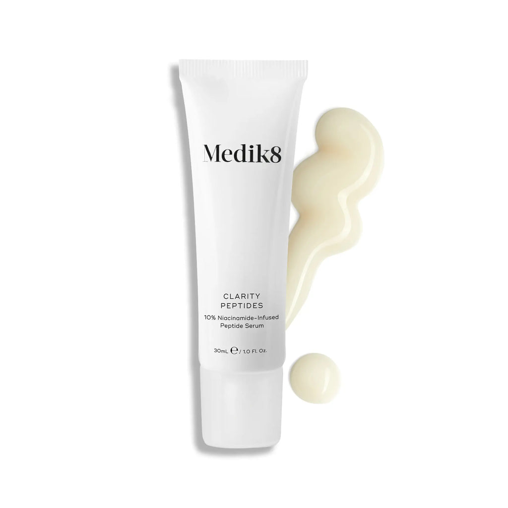 Medik8 Clarity Peptides serum i tubform med beige serum i bakgrunden.