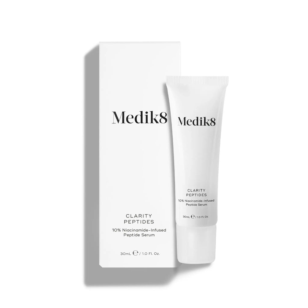 Medik8 Clarity Peptides serum med kartongförpackning.