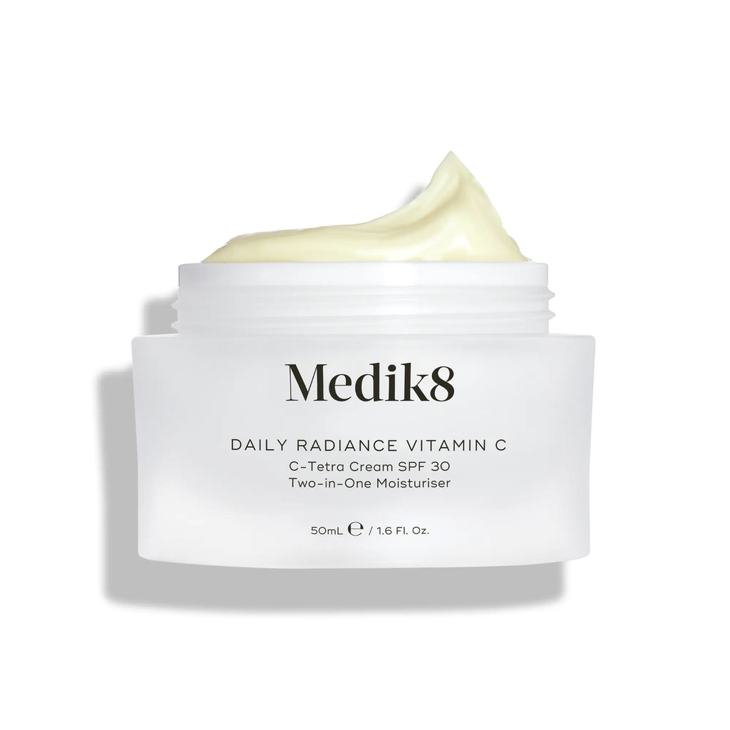 Medik8 Daily Radiance Vitamin C burk med kräm synlig över kanten.