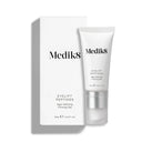 Vit tub med silverdetaljer och förpackning av Medik8 Eyelift Peptides, ett uppstramande ögongel med minimalistisk design och svart text.