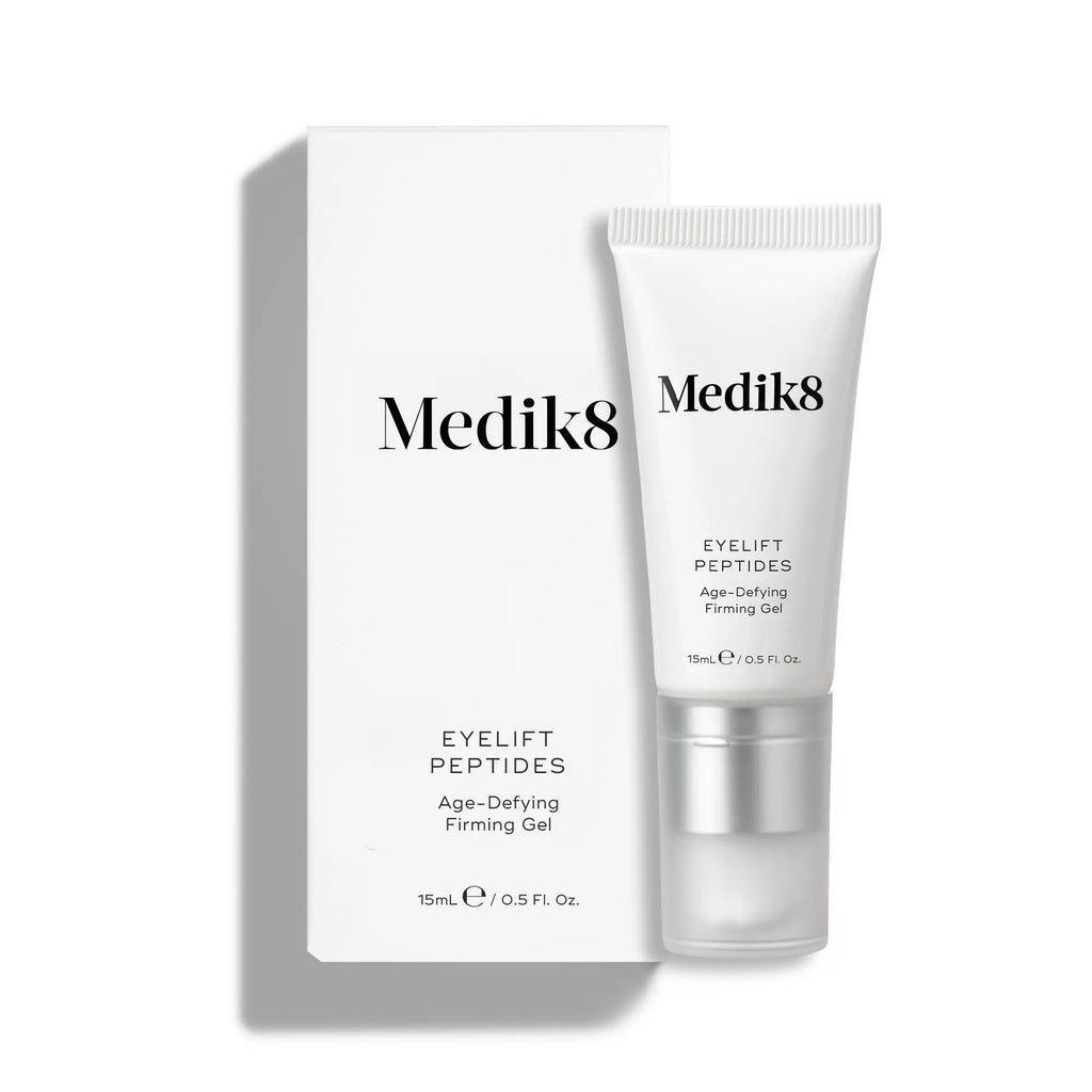 Vit tub med silverdetaljer och förpackning av Medik8 Eyelift Peptides, ett uppstramande ögongel med minimalistisk design och svart text.