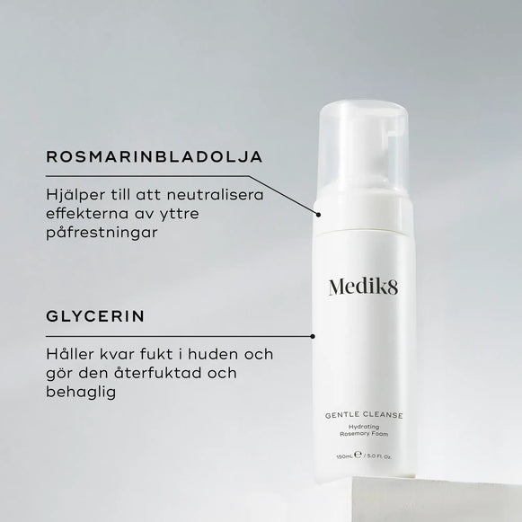 Medik8 Gentle Cleanse visas stående på en piedestal, med beskrivningar av ingredienser som rosmarinbladolja och glycerin.-hover-13