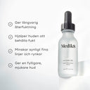 Bild av Medik8 Hydr8 B5-flaskan stående på en vit piedestal, med en lista över produktens fördelar, såsom långvarig återfuktning och mjukgörande effekt på huden.