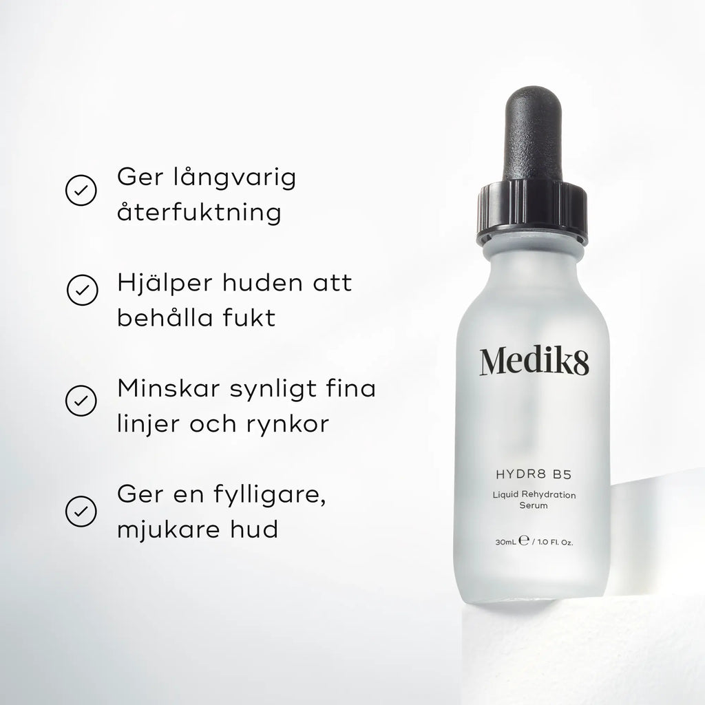 Bild av Medik8 Hydr8 B5-flaskan stående på en vit piedestal, med en lista över produktens fördelar, såsom långvarig återfuktning och mjukgörande effekt på huden.