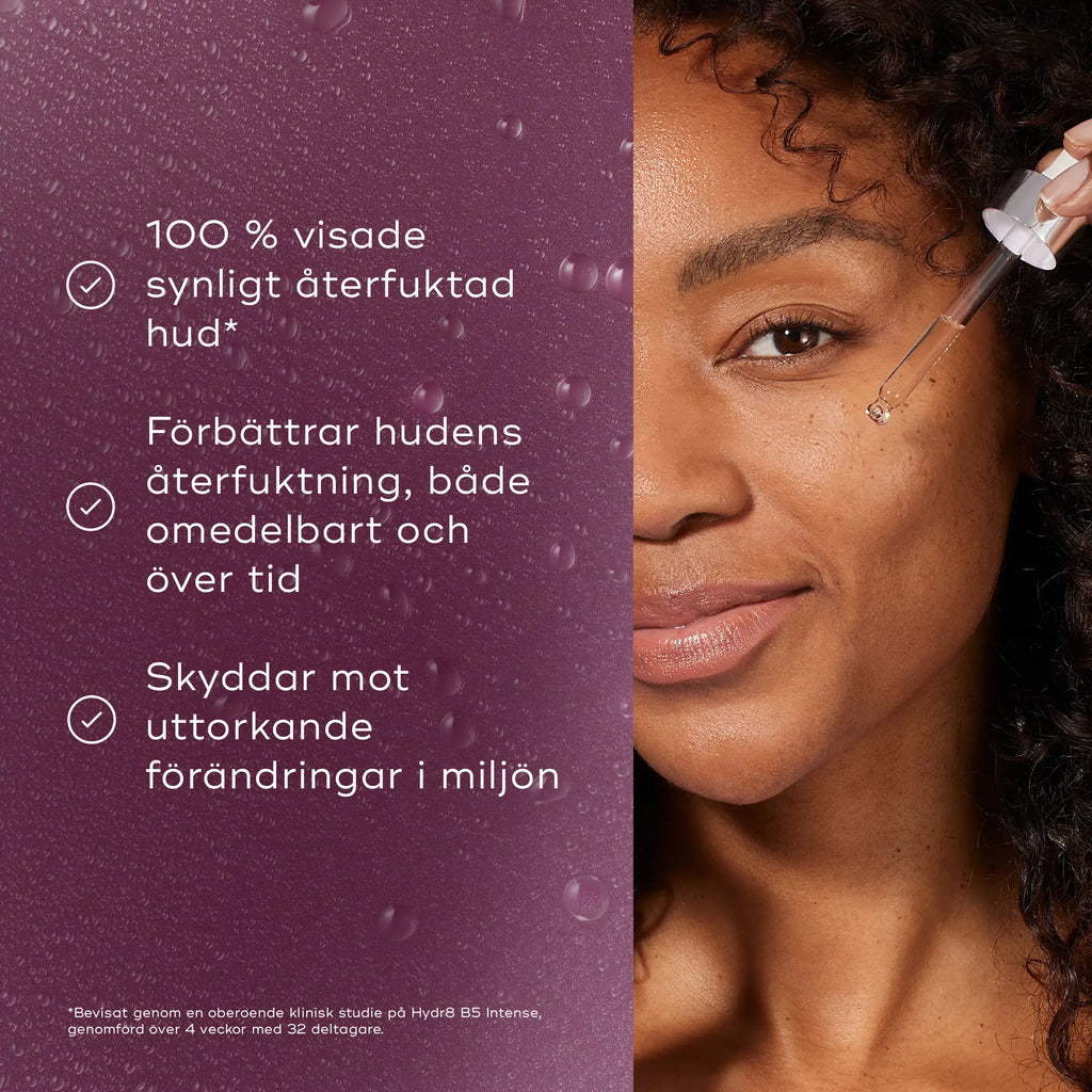 Närbild av en kvinna med lockigt hår som applicerar Medik8 Hydr8 B5 Intense serum med en pipett. Bakgrunden har en lila ton med vattendroppar och text om produktens återfuktande egenskaper.