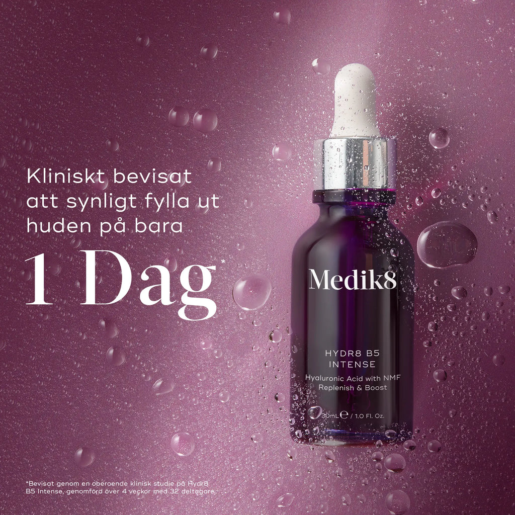 Medik8 Hydr8 B5 Intense serum i en mörklila glasflaska med pipett, placerad mot en lila bakgrund med vattendroppar. Vit text på bilden framhäver produktens kliniskt bevisade återfuktande effekt på en dag.