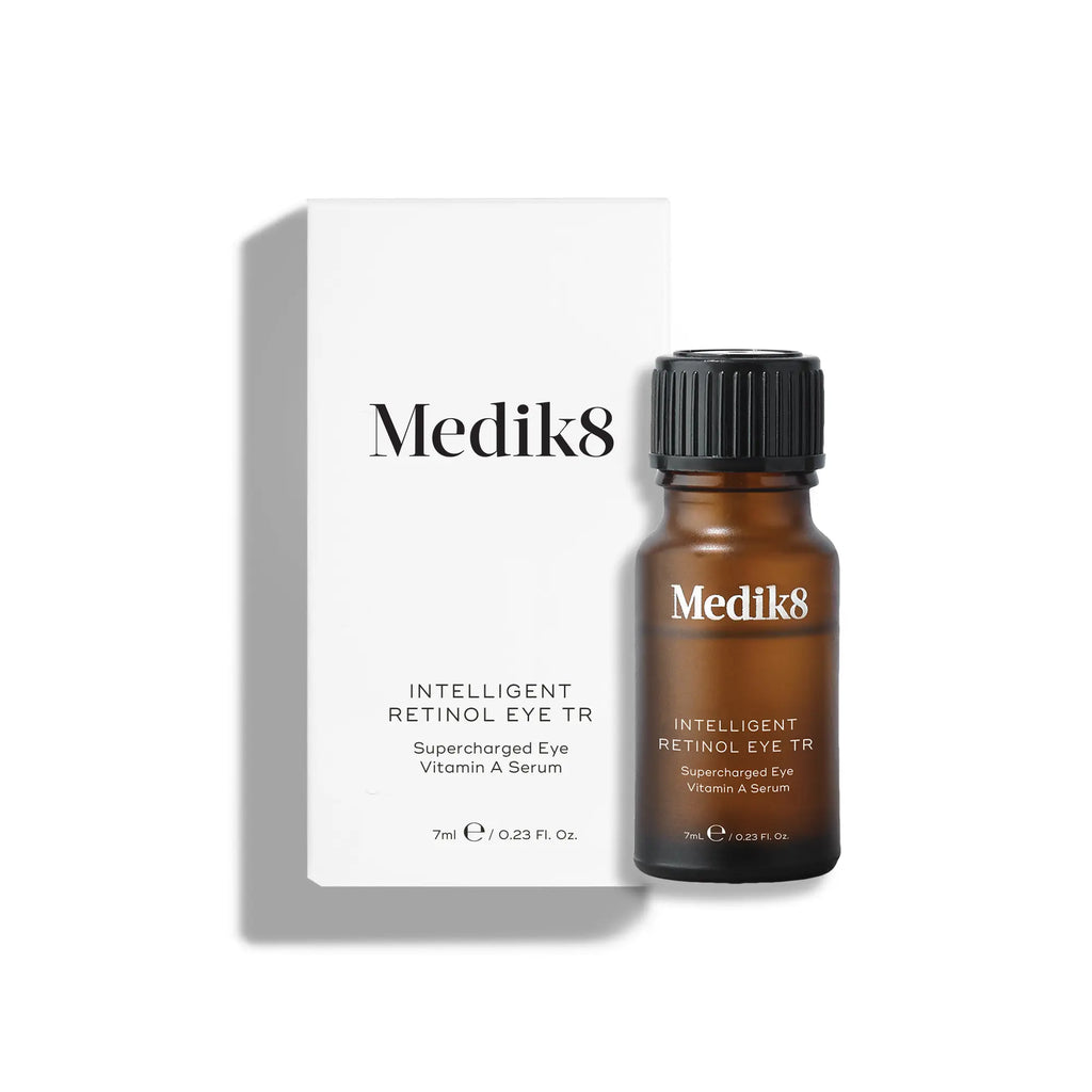Produktbild av Medik8 Intelligent Retinol Eye TR-flaskan bredvid förpackningen, mot en vit bakgrund.