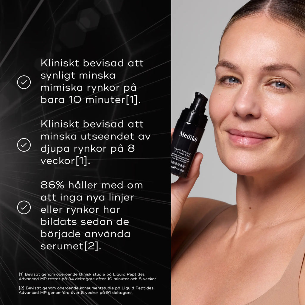Leende kvinna håller i en flaska Medik8 Liquid Peptides Advanced MP. Texten beskriver produktens kliniska effektivitet för att minska rynkor på 10 minuter, reducera djupa rynkor på 8 veckor och förebygga nya linjer.