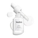 Produktbild av Medik8 Liquid Peptides, ett serum i en genomskinlig glasflaska med en pipett, tillsammans med vita droppar i bakgrunden.
