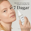 Bild med en kvinna som visar upp Liquid Peptides och dess påstådda förmåga att ge ökad hudfyllighet inom sju dagar.
