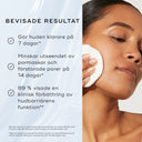 Bild av Medik8 Press & Clear där en person applicerar produkten med en bomullsrondell, med text om produktens bevisade resultat.