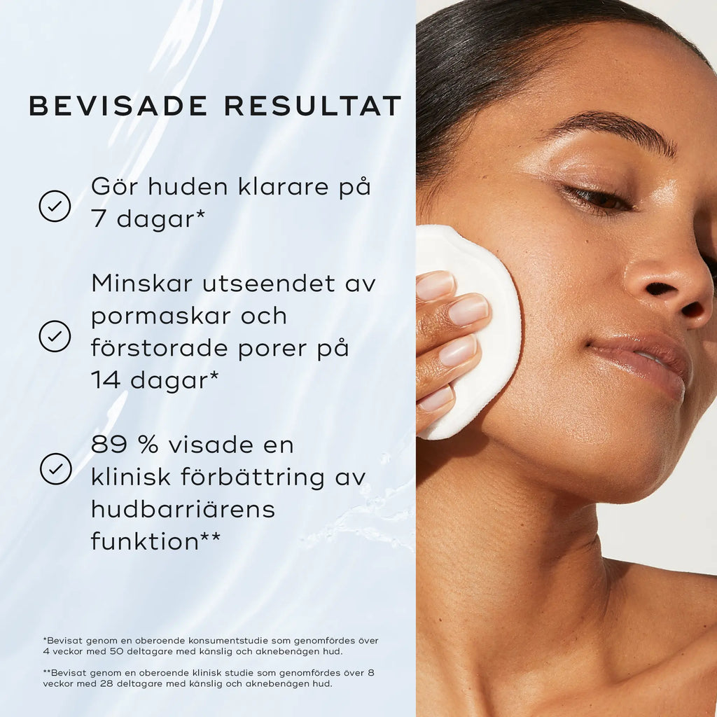 Bild av Medik8 Press & Clear där en person applicerar produkten med en bomullsrondell, med text om produktens bevisade resultat.