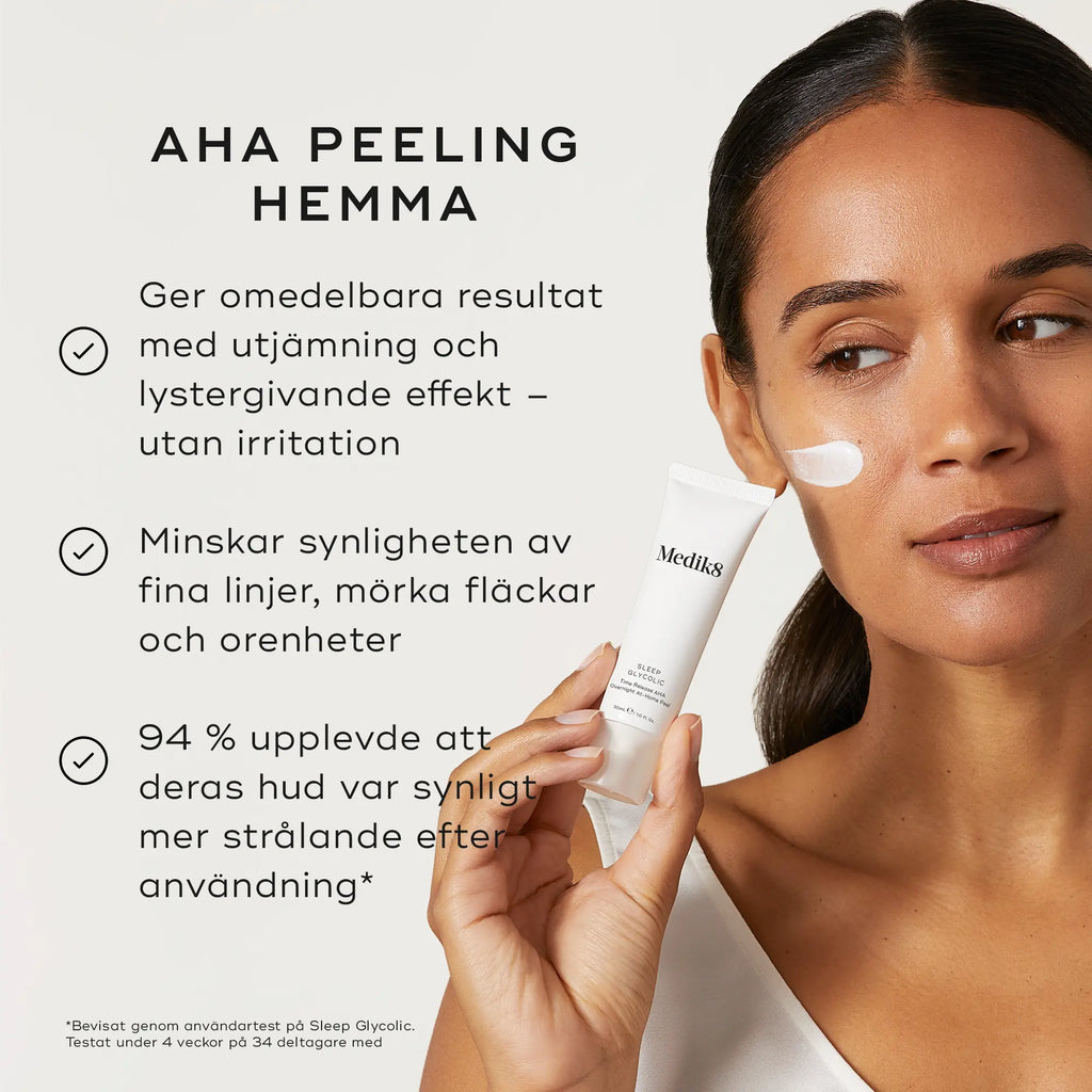 Bild av Medik8 Sleep Glycolic där en person applicerar produkten, med text om produktens fördelar såsom snabb utjämning och upplysande resultat.