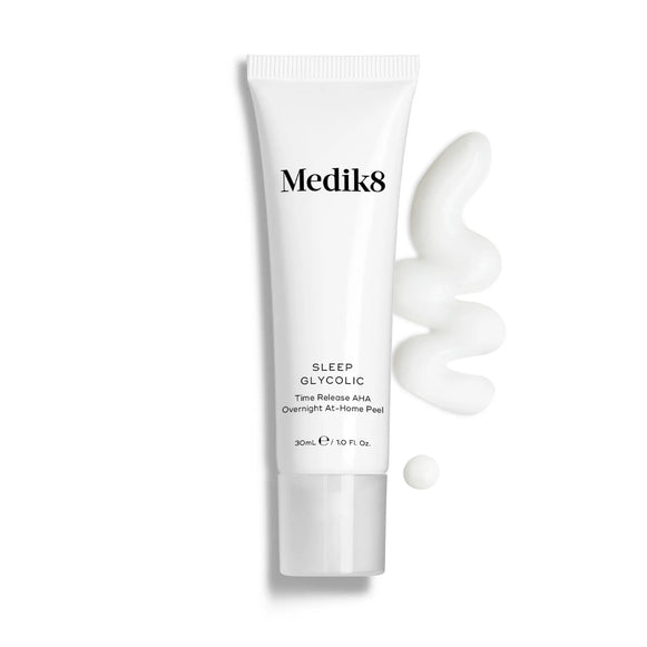 Produktbild av Medik8 Sleep Glycolic, vit tub med lite kräm utspridd bredvid.-10