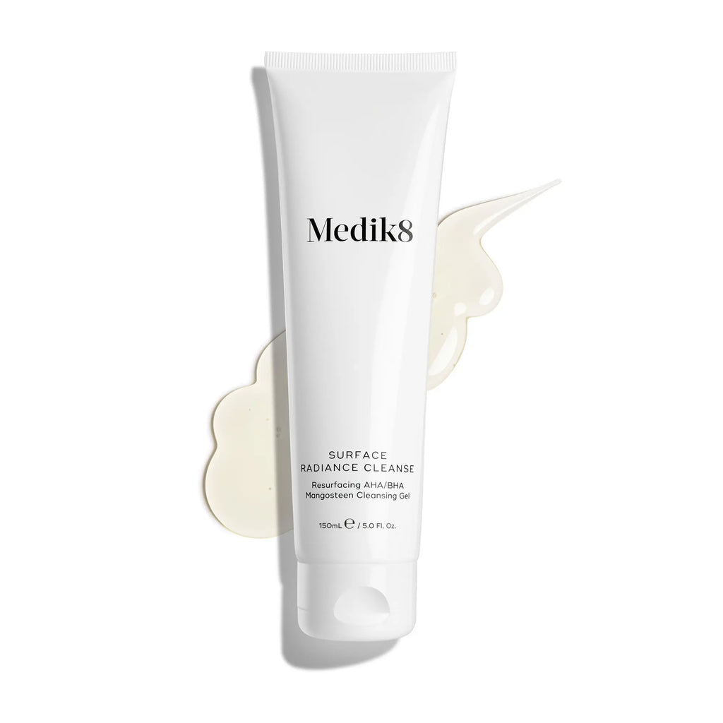 Produktbild av Medik8 Surface Radiance Cleanse, vit tub med lite gel utspridd i bakgrunden.