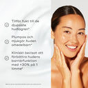 Leende kvinna med fräknar och återfuktad hud som rör vid sitt ansikte. Bakgrunden har en vit, mjuk textur, och text på bilden beskriver produktens återfuktande och barriärstärkande egenskaper.