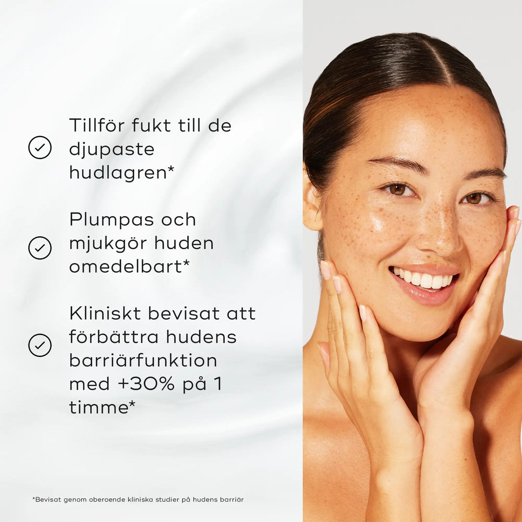 Leende kvinna med fräknar och återfuktad hud som rör vid sitt ansikte. Bakgrunden har en vit, mjuk textur, och text på bilden beskriver produktens återfuktande och barriärstärkande egenskaper.