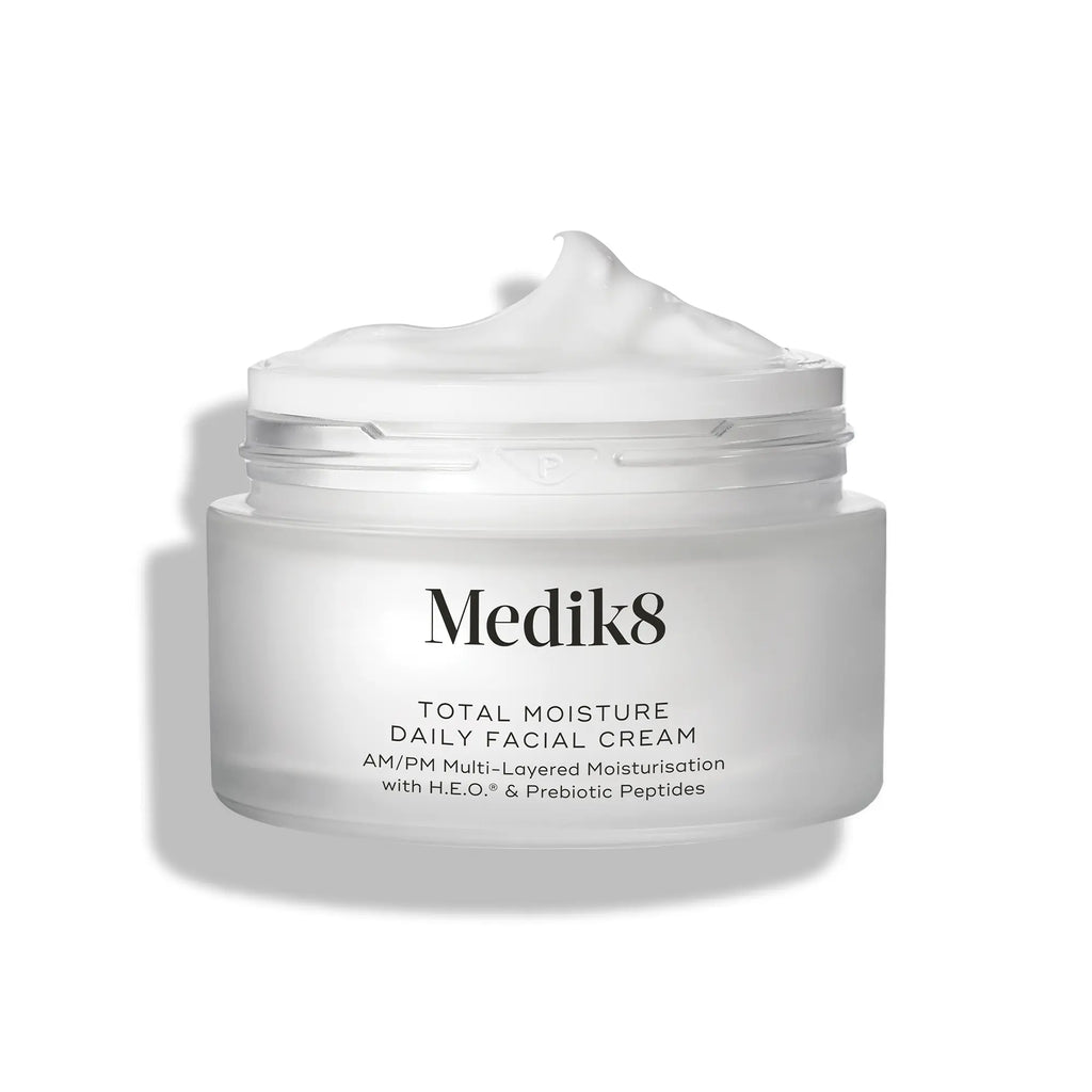 Produktbild av Medik8 Total Moisture Daily Facial Cream, en burk med vit kräm