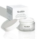 Produktbild av Medik8 Total Moisture Daily Facial Cream tillsammans med kartongförpackningen, burken är öppen med visad kräm.