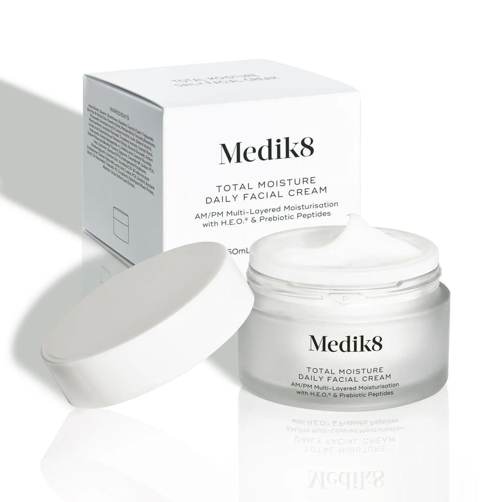 Produktbild av Medik8 Total Moisture Daily Facial Cream tillsammans med kartongförpackningen, burken är öppen med visad kräm.