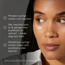 Bild av Medik8 r-Retinoate Day & Night Eye Serum där en person applicerar produkten under ögonen, med text om produktens fördelar, såsom minskning av rynkor och förbättring av mörka ringar.
