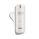 Produktbild av Medik8 r-Retinoate Day & Night Eye Serum, vit flaska med en liten mängd kräm utspridd i bakgrunden.