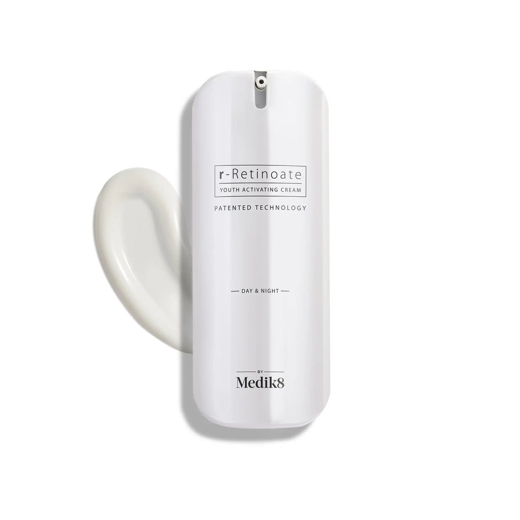 Produktbild av Medik8 r-Retinoate Day & Night, vit flaska med lite kräm utspridd i bakgrunden.