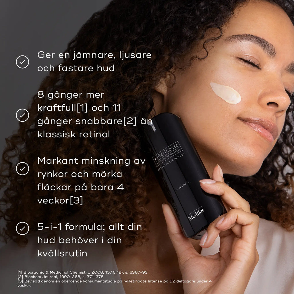 Bild av Medik8 r-Retinoate Intense där en person applicerar produkten på huden, med text om fördelarna som inkluderar förbättrad fasthet och ljusare hud.