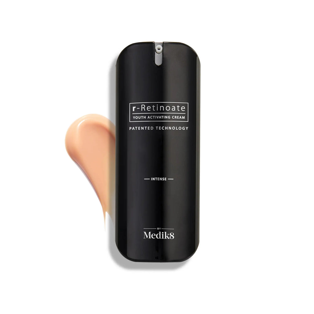 Produktbild av Medik8 r-Retinoate Intense, svart flaska med lite kräm utspridd i bakgrunden.