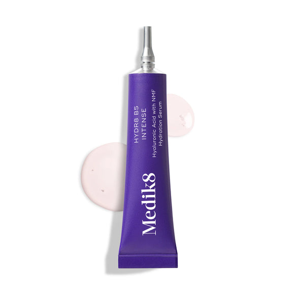 Lila tub med serum från Medik8 med texten Hydr8 B5™ Intense (Lyxprov) och två rosa droppar av produkten på vit bakgrund.-55