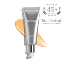 Rörflaska med Medik8 Crystal Retinal hudvårdsserum i silverförpackning med en beige kräm bakom och text som lyfter fram dess globala utmärkelser och effekt som retinolserum.