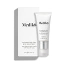 Medik8 Advanced Day Eye Protect i sin förpackning bredvid en tub av produkten. Denna ögonkräm innehåller SPF 30 och 5 UVA för daglig hudvård.