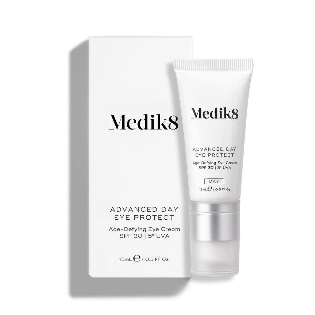Medik8 Advanced Day Eye Protect i sin förpackning bredvid en tub av produkten. Denna ögonkräm innehåller SPF 30 och 5 UVA för daglig hudvård.