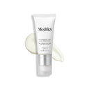 En tub av Medik8 Advanced Day Eye Protect, en åldersmotverkande ögonkräm med SPF 30 och 5 UVA, placerad framför en krämtextur.