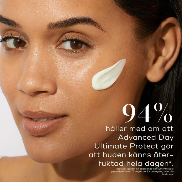 Modell med applicerad Advanced Day Ultimate Protect på kinden, med text om att 94% tycker att huden känns återfuktad hela dagen.-hover-3