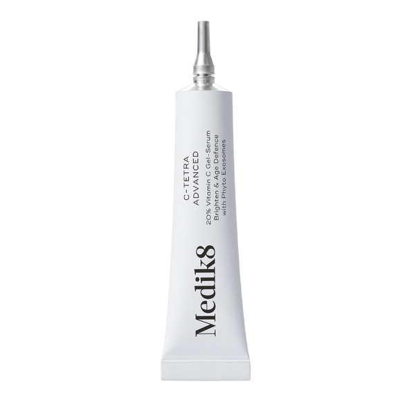 C-Tetra Advanced Lyxprov serum i en minimalistisk vit tub med svart text, en effektiv och avancerad hudvårdsprodukt för strålande och frisk hy.-58