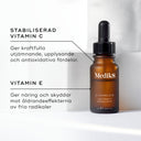 Medik8 C-Tetra Eye-serum i brun glasflaska med pipett, placerad på vita block. Text i bilden beskriver stabiliserad C-vitamin med utjämnande och antioxidativa fördelar samt E-vitamin som ger näring och skydd mot fria radikaler.
