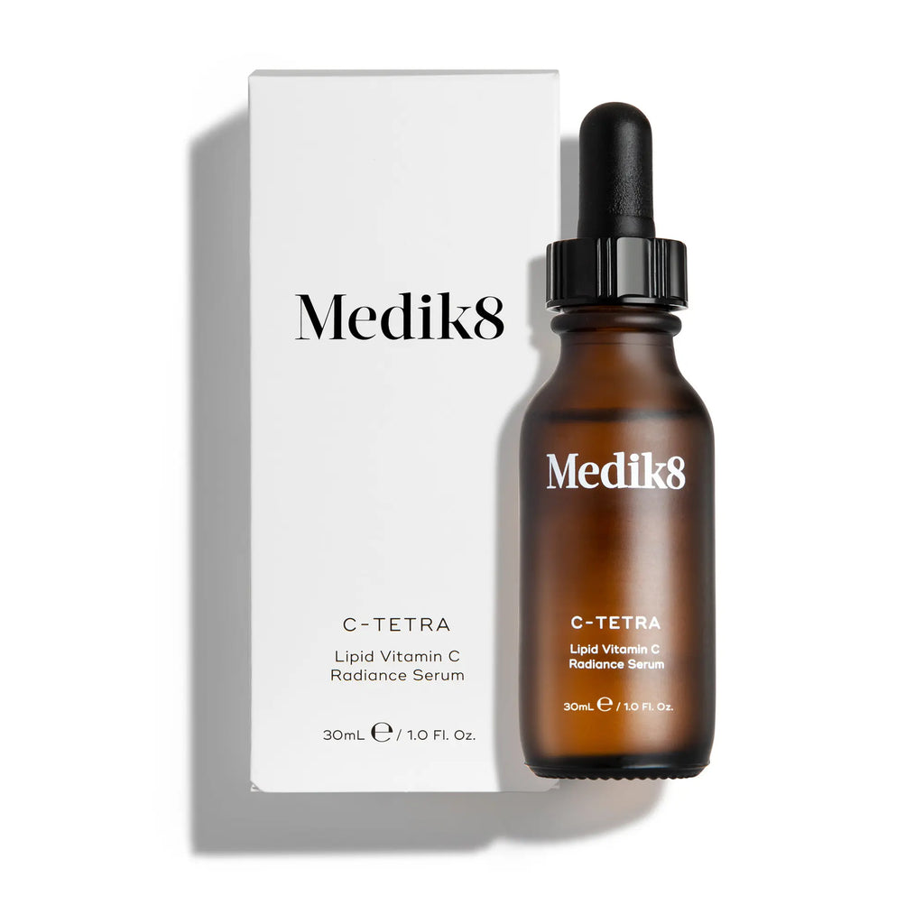 Medik8 C-Tetra Vitamin C-serum i brun flaska med originalförpackningen, visar produktens stilrena design.