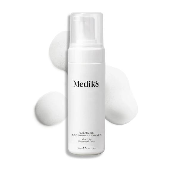 Produktbild på Medik8 Calmwise Soothing Cleanser med skum i bakgrunden.-46