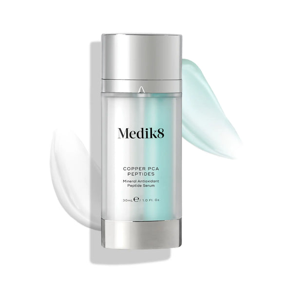 Flaska med Medik8 Copper PCA Peptides, ett antioxidantpeptidserum, mot en ljus bakgrund.-53
