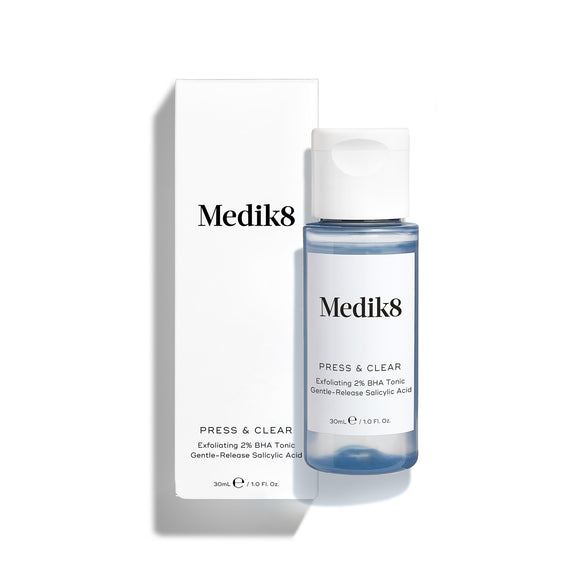 Press & Clear 30ml Travel Size, en mild exfolierande tonic med salicylsyra, i en liten bärbar flaska tillsammans med dess vita förpackning från Medik8.-hover-56