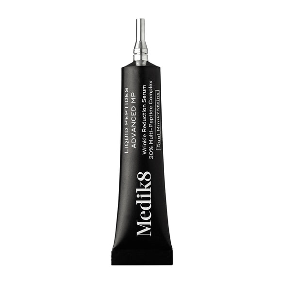 Svart tub med serum från Medik8 med texten Liquid Peptides Advanced MP™ (Lyxprov), en avancerad hudvårdsprodukt för rynkreducering med peptidkomplex.-52