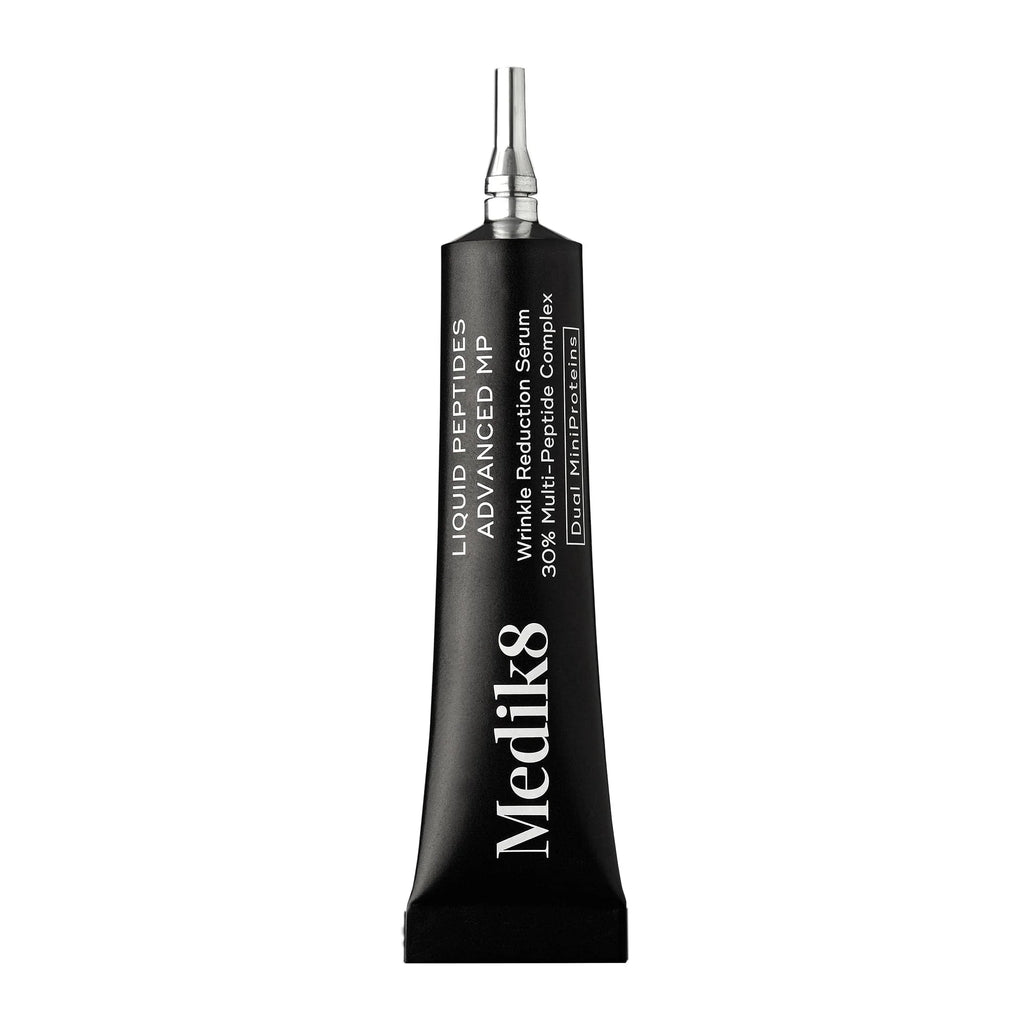 Svart tub med serum från Medik8 med texten Liquid Peptides Advanced MP™ (Lyxprov), en avancerad hudvårdsprodukt för rynkreducering med peptidkomplex.