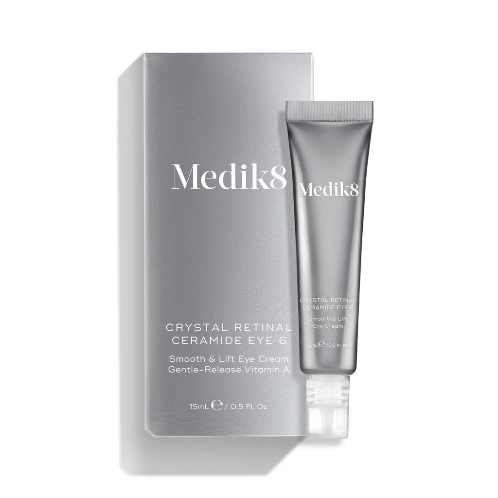 Produktbild med Medik8 Crystal Retinal Ceramide Eye 6 bredvid dess förpackning, en avancerad ögonkräm med retinal och ceramider.